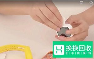 小天才电话手表怎么安装、更换电话卡