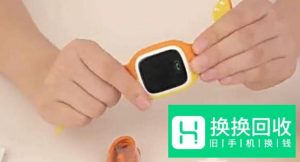 小天才电话手表怎么安装、更换电话卡