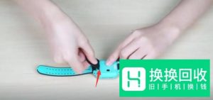 小天才电话手表怎么安装、更换电话卡