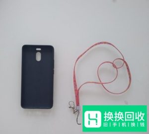 iPhone手机壳如何穿挂绳
