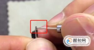 没有拆带器怎么拆手表带