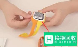 小天才电话手表怎么安装、更换电话卡
